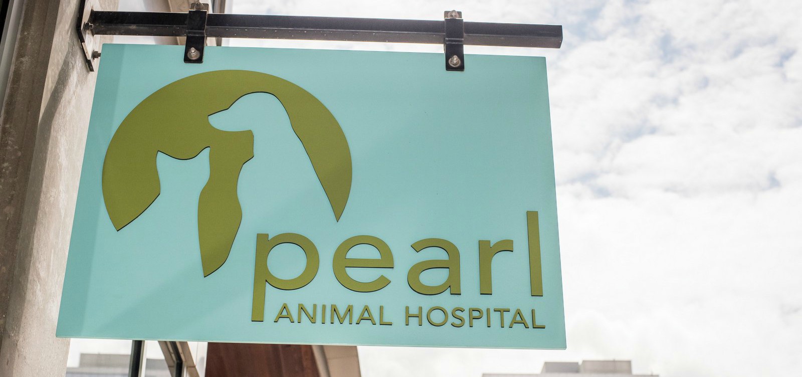 Sign and logo of the Pearl Animal Hospital veterinarian